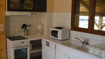 Een microgolfoven, een oven, een vaatwasser