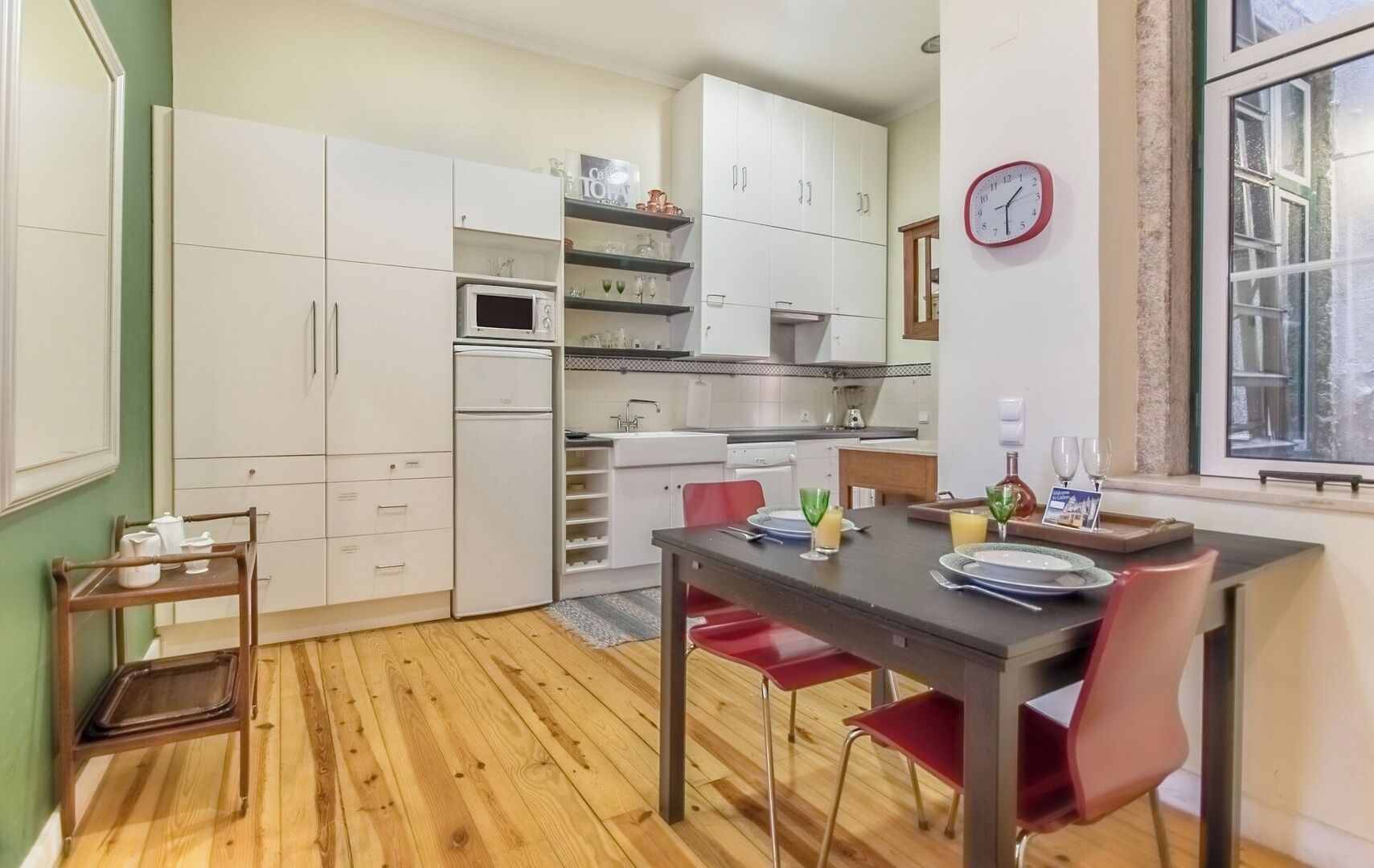 Réfrigérateur, micro-ondes, plaque de cuisson, cafetière/bouilloire