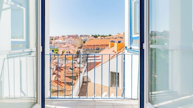 Ein offener Balkon mit Blick auf eine Stadtlandschaft.