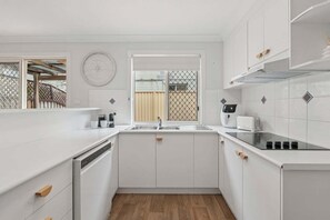 Fridge, microwave, oven, dishwasher - The Lazy Tide-Opposite Park Beach, Sleeps 6. Walk to clubs (Coffs Harbour)