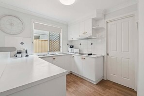 Fridge, microwave, oven, dishwasher - The Lazy Tide-Opposite Park Beach, Sleeps 6. Walk to clubs (Coffs Harbour)