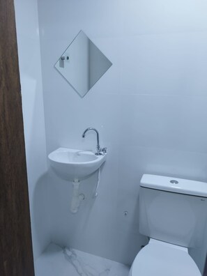 Habitación | Baño | Regadera, toallas, jabón, papel de baño 