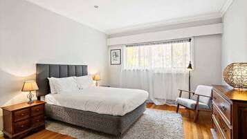 5 bedrooms, desk, iron/ironing board, WiFi