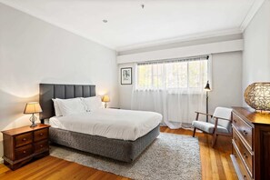 5 bedrooms, desk, iron/ironing board, WiFi - Spacious 5-Bed Home with Pool in Glen Iris (Glen Iris)