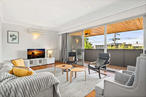 Spacious 5-Bed Home with Pool in Glen Iris