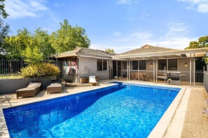 Pool - Spacious 5-Bed Home with Pool in Glen Iris (Glen Iris)