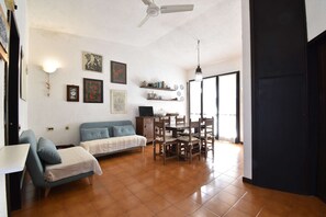 TV - Cottage with fenced garden and covered veranda (Aglientu)