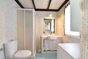 Bidet, toilet paper - Cottage with fenced garden and covered veranda (Aglientu)