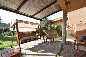 Terrace/patio - Cottage with fenced garden and covered veranda (Aglientu)