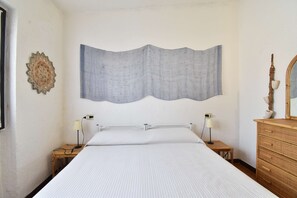 2 bedrooms - Cottage with fenced garden and covered veranda (Aglientu)