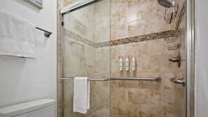 Dusche, Haartrockner, Handtücher