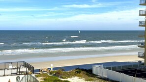 On the beach - Quintessential Beachfront Condo escape right on the Sand with private balcony (New Smyrna Beach)