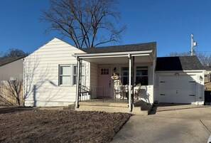 Exterior - Match Day Cozy Cottage (Kansas City)