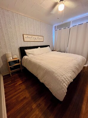3 bedrooms, bed sheets - Match Day Cozy Cottage (Kansas City)