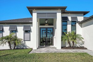 Exterior - Salty Sunshine Getaway (Cape Coral)