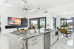 Jääkaappi, mikroaaltouuni, uuni, liesi