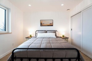 2 bedrooms, iron/ironing board, WiFi, bed sheets - Little Blue @ Sun Painted Farm (Bentonville)