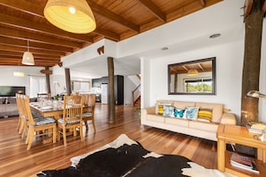 TV, books - Vistas Treehouse at Coolum Beach (Coolum Beach)