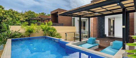 Piscine extérieure, chaises longues