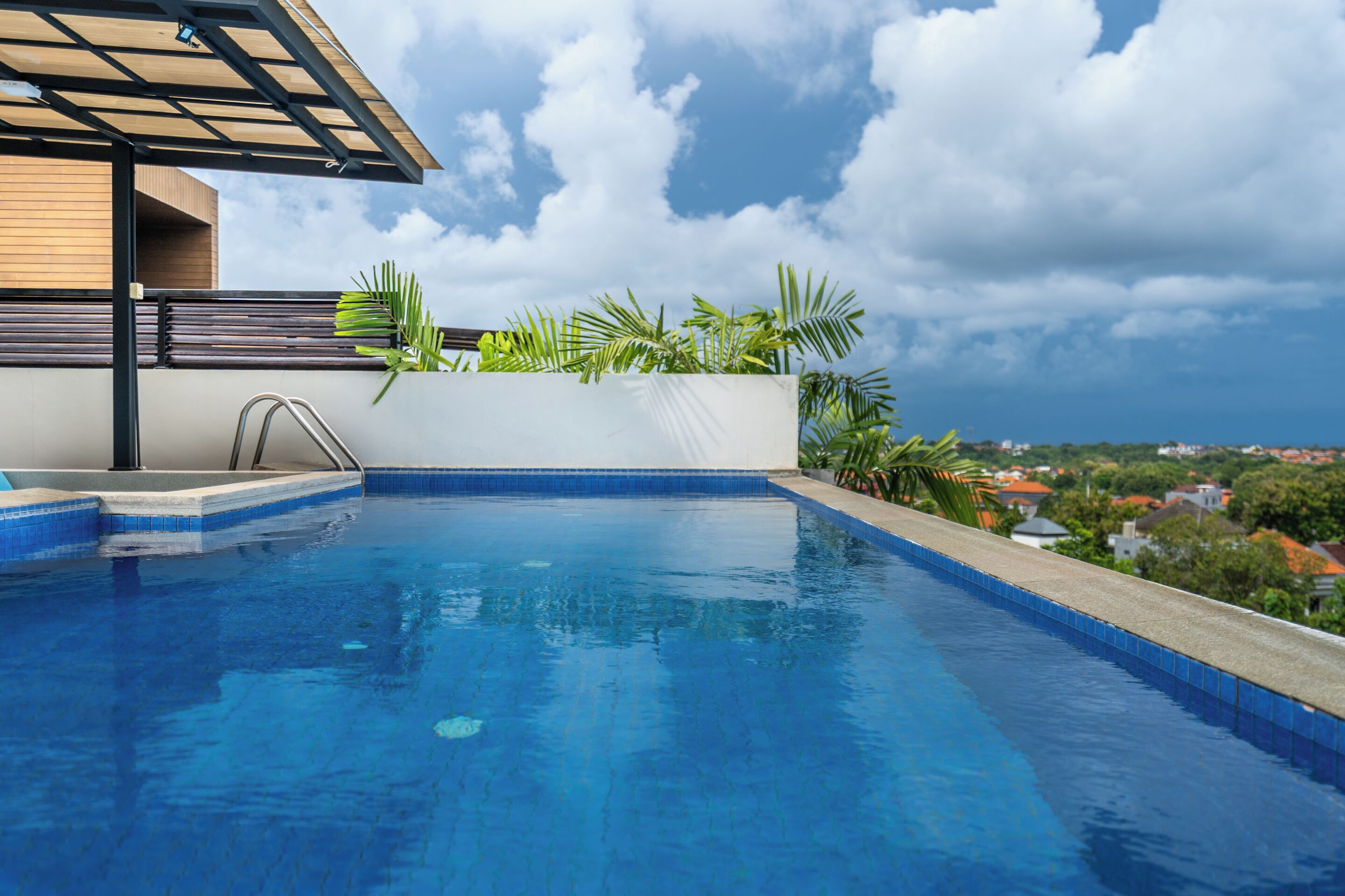 Kolam renang outdoor, dengan kursi berjemur