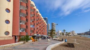 A hotel with a distinctive architectural design featuring circular balconies and a beachside location. - Inftour Oceanic 6 Apartamento (Calp)