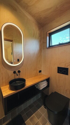 Doccia, asciugamani, sapone, carta igienica