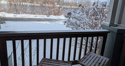 Cozy 1-bedroom house in overlooking the river close to downtown Northampton