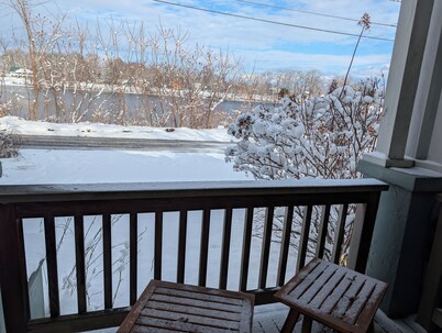 Cozy 1-bedroom house in overlooking the river close to downtown Northampton