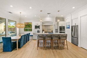 ثلاجة، ميكروويف، فرن، موقد طهي مسطح