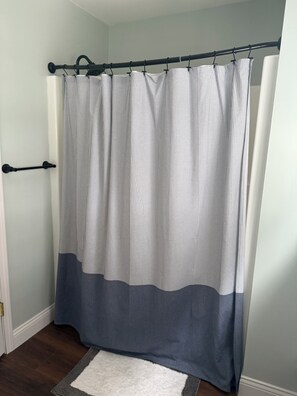 Serviettes fournies, papier de toilette
