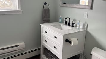 Serviettes fournies, papier toilette