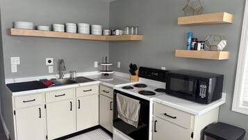 Fridge, microwave, oven, coffee/tea maker