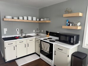 Refrigerador, microondas, horno y cafetera y tetera 