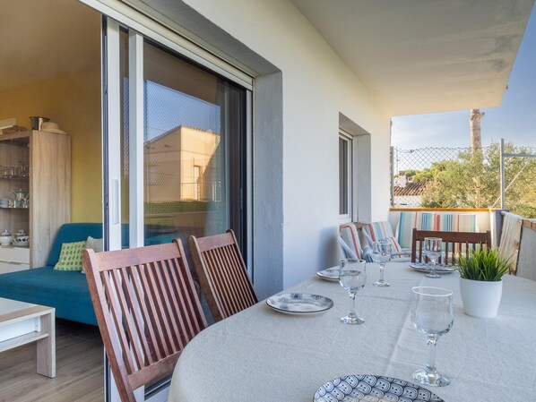 Outdoor dining - Ref. ESPLAI : apartment with parking, pool and tennis. (Escala (L'))
