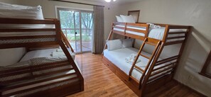 3 bedrooms, free WiFi, bed sheets - Sunlit Modern Retreat with Wraparound Deck & Sustainable Design (Oakhurst)
