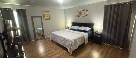3 habitaciones, tabla de planchar con plancha, wifi y ropa de cama