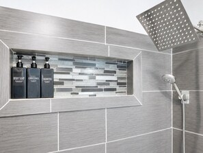 Shower, hair dryer, towels, soap - LUXE HAUS· Sleeps 12· Private Spa · 2 Game Rooms w Arcade & Theater · Playground (Tobyhanna)