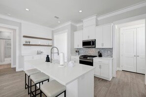 Fridge, microwave, oven, stovetop - 4BR Home @ Summer Salt • Sleeps 8 • Pool & Near Beach (Orange Beach)