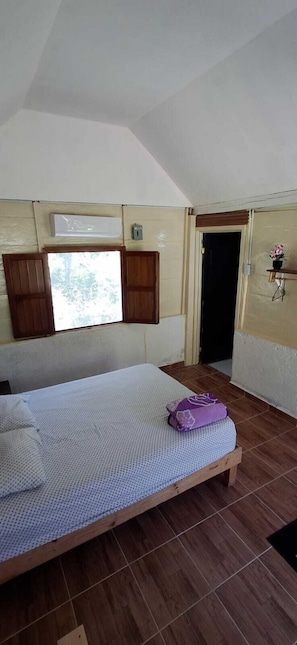 Habitación Confort, patio, vista al patio | Ropa de cama 