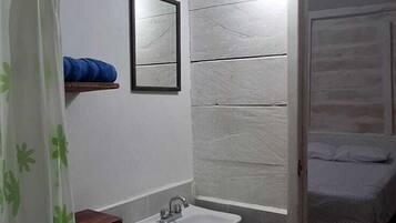 Habitación básica, patio, vistas al patio | Baño | Ducha, toallas, jabón y champú