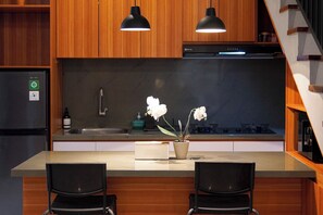 Villa, Pool View | Private kitchen | Electric kettle - Villa Kahakai Lodge Bali - Seminyak (Seminyak)