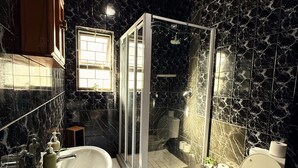 A bathroom with a marble floor, a sink, a toilet, and a shower enclosure. - Rihla Residences - Civic Road

Fabulous 4-bedroom house in Cape Town (Cape Town)