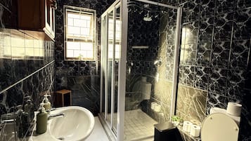 Doccia, bidet, asciugamani, sapone