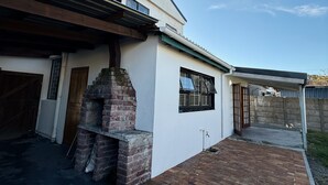 A house with a brick fireplace, a garage, and a covered patio area. - Rihla Residences - Civic Road

Fabulous 4-bedroom house in Cape Town (Cape Town)
