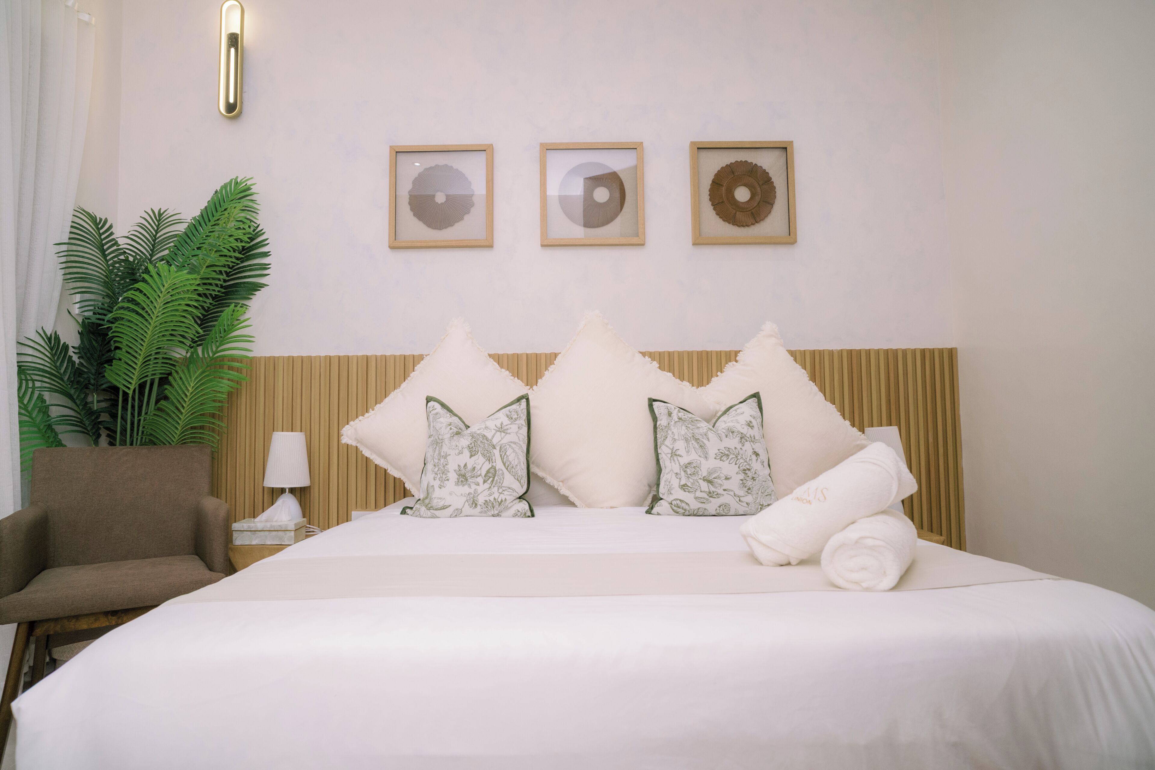 Suite supérieure, 1 grand lit, non-fumeur, baignoire à remous | Literie de qualité, couette en duvet, rideaux d’obscurcissement