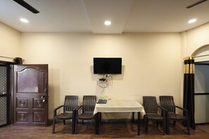 Grand Room, Air conditioning | Free WiFi - Dream Homestay (Ujjain)