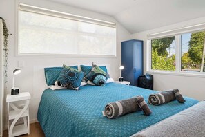 1 bedroom, iron/ironing board, travel cot, WiFi - Redwood Staytion No Ten - An Easy Walk to the Forest (Rotorua)