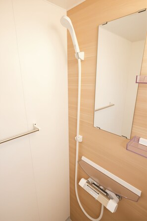 Shower, rainfall showerhead, free toiletries, hair dryer