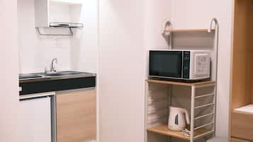 Deluxe Room, Balcony | Private kitchen | Mini-fridge, microwave, cookware/dishes/utensils