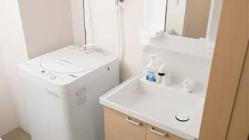 Shower, rainfall showerhead, free toiletries, hair dryer